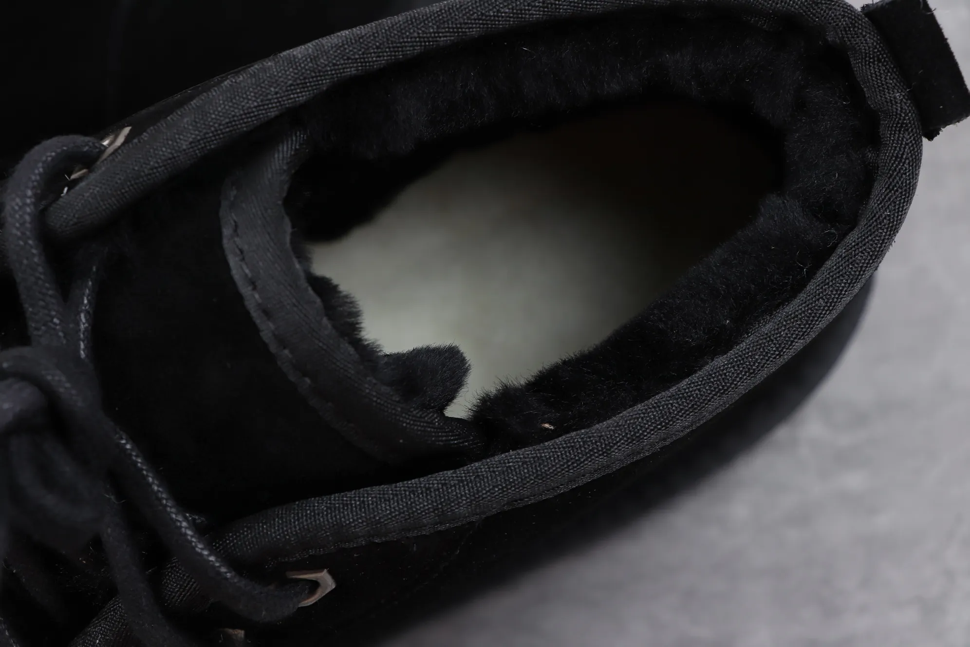💰520 UGG sheepskin integrated snow boots 3236 maroon M Neumel Product description: As an extension of the classic series, the classic lightweight series has a low-key outsole and upper inspired by classic styles, showing the comfort and luxury of UGG. Upper: cow leather, soft suede upper. Insole: 17mm UGGpure™ wool cushioning foam insole. Sole: Treadlite by UGG™ Light wing technology outsole - non-slip, cushioning, wear resistance, and good elasticity Heel: Brand LOGO on the side Size: 39 40 41 42 43 44 45